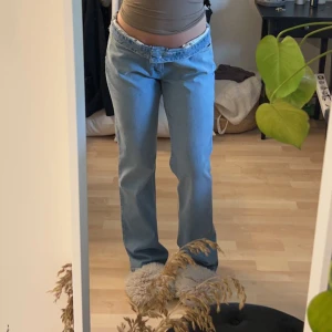 Jeans - Ett par mid waisted/Lågmidjade byxor från Lindex. De är i storlek 42 där av jag vikt ner dom i midjan. 