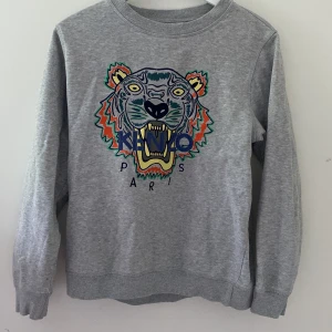 Kenzotröja - Kenzotröja i barnstorlek. Urtvättad men inga fläckar och andra defekter.