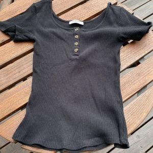 T-Shirt  - Har en svart t-shirt med korta ärmar från Pieces storlek S. Har kommit till användning minst tre gånger. I bra skick😊