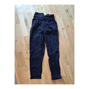 Byxor - Svarta pösiga kostymbyxor med resår i midjan 