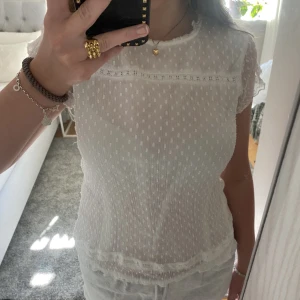 Only blus - Sötaste blusen från Only!🥰 Använd fåtal gånger, tryck gärna på köp nu🫶🏼 Köpareb står för frakten