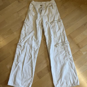 Whiteboarden cargo jeans - Vita cargo från SHEIN, sparsamt använda, inga defekter. Säljer pga inte min stil