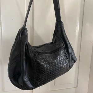 Svart handväska  - Super snygg handväska (lite sliten se sista bilden)