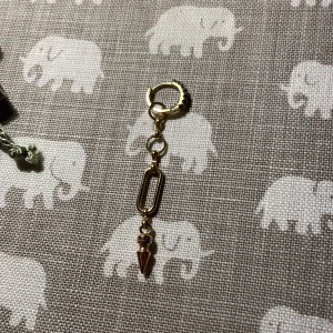 Maria Nilsdotter liknande örhänge  - Säljer mitt l8h örhänge som liknar det från Maria Nilsdotter, inga defekter och knappast använt, köptes i vintras men tyvärr inte kommit mycket till användning pågrund av att jag bytt till silver smycken nu! Pris kan alltid diskuteras💗