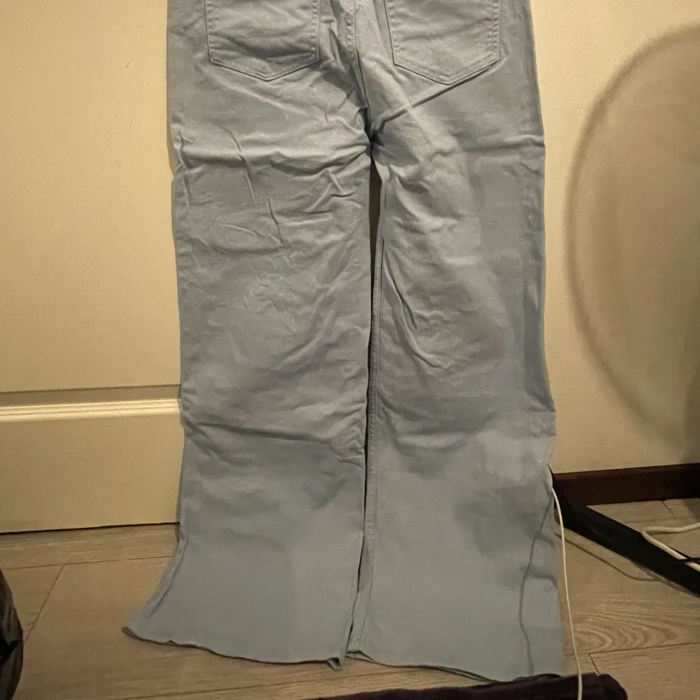 Raka ljusblåa byxor, stretchigt material, använda väldigt lite.. Jeans & Byxor.