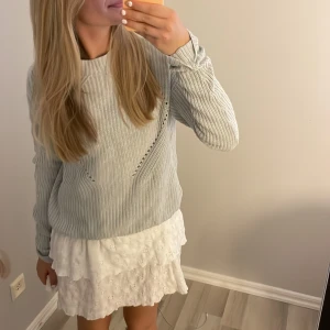 Stickad  - Säljer den här fina tröja som är perfekt att ha på en sommarkväll då den inte är så tjock😍 Den är i storlek s men skulle mer säga xs. Jag tar bara swish!!!💘💘