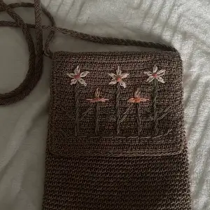 Så fin väska som har ett ”broderat” mönster av blommor, vintage och unik. Ca 20 cm på höjden och 15 på bredden