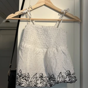 Top  - Gullig topp som jag sytt om själv, säljer gratis så endast frakt kostnad, intresse koll innan jag slänger