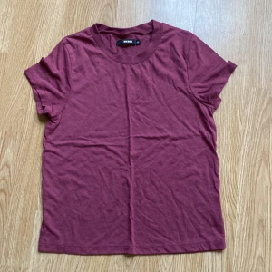 T-shirt  - T-shirt från bikbok 