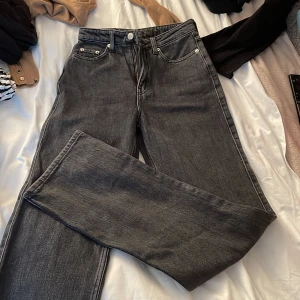 Weekdayjeans - Svartstenad färg på jeans från weekday, helt oanvända! Strl 24/32 i modellen Rowe. Sjukt fina och endast prövade, hör av er vid fler frågor alternativ bilder🫶