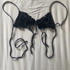 Bikini Topp  - Svart ribbad bikini Topp från shein!  För liten för mig med C kupa! Storlek S men skulle säga att den är mer XS   