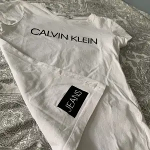 Jag säljer nu min vita Calvin Klein t-shirt då den är för liten. Den är inte använd så många gånger så den är i bra skick. Storleken är 12y vilket motsvarar xxs/xs. 