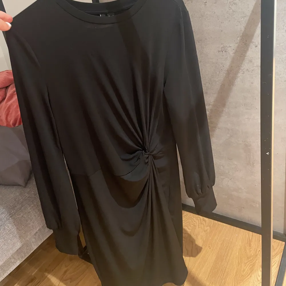 Svart klänning från vero moda säljes. Använd 1 gång på halloween 2021, bara hängt i garderoben sedan dess.  Går ungefär till knäna.  Nypris 499kr. Klänningar.