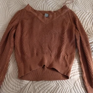 Stickad tröja - Det här är en stickad långärmad tröja som är luftig och sval. Det är storlek S och kommer från Lindex. 