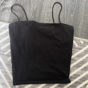 Svart linne - Helt vanligt svart linne från Gina. Stolek s 