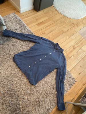 Donner skjorta  - Blå super snygg dobber skjorta i superfint skick, endast använd fåtal gånger. Härlig blå färg med superskönt material. Storlek S.