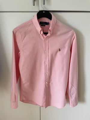Polo Ralph Lauren skjorta - 10/10 skick polo ralph lauren rosa skjorta. Storlek M slim-fit 