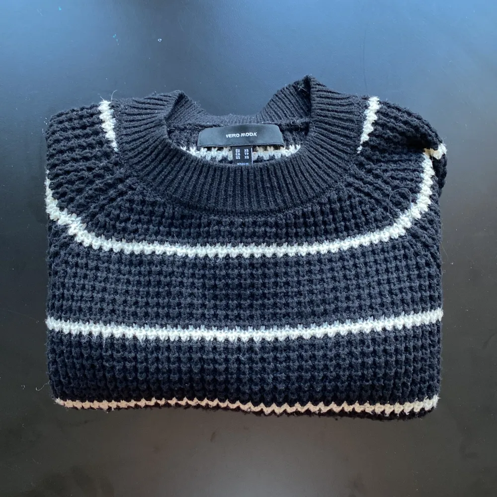 Säljer denna stickade tröjan ifrån Vero Moda. Säljer då den är för liten. . Tröjor & Koftor.