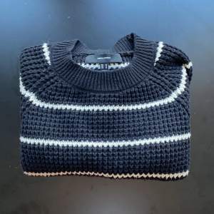 Säljer denna stickade tröjan ifrån Vero Moda. Säljer då den är för liten. 