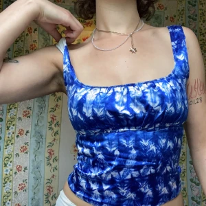 topp korset  - korset aktig topp jag sytt själv. går att vända på så två toppar i ett