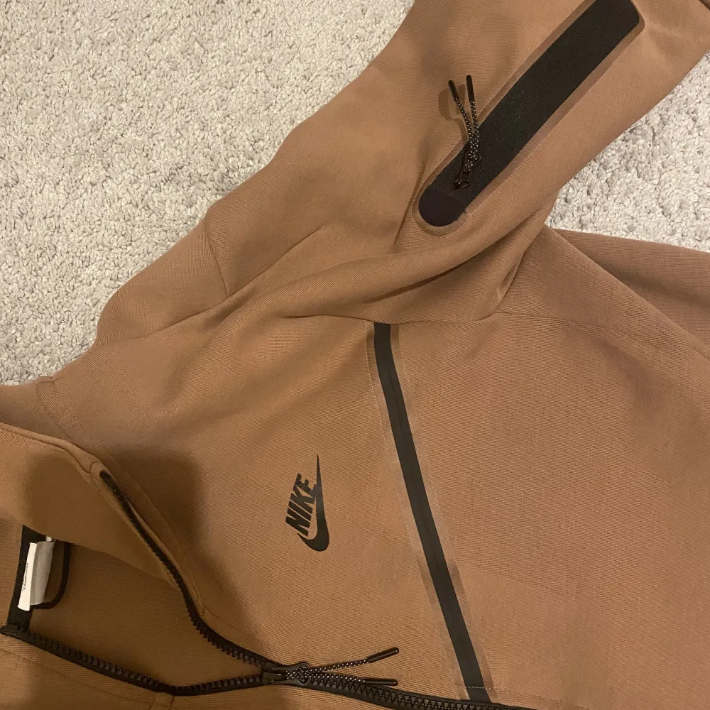 Nike tech fleece (storlek: S på båda), använda i gottskick. Hoodies.