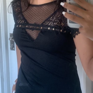 Fest topp - Säljer min jätte söta fest / fin topp från HM men köpt second hand , går att knäppa i ryggen men har inte gjort de på bilden, jätte bra kvalite och knappt använd 💞💞