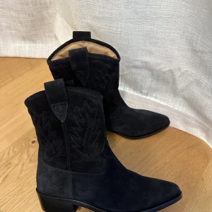 Svarta cowboy boots  - Säljer mina helt oanvända cowboy boots, då dom är försmå och jag inte fått någon användning för dom.  Dom är svartare i verkligheten. Om man är intresserad får man gärna komma med pris förslag!