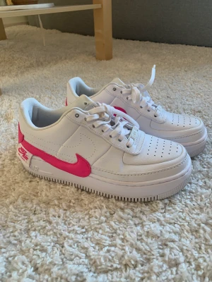Nike air force skor - Dessa skorna är använda EN gång på en tillställning, och därefter kände jag att de nog kan hamna i ett bättre händer där de kommer till använding. Inga slitningar eller något synligt utan har gått i dem en kväll vilket man kan se på undersidan😊