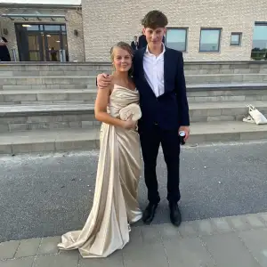 Jag säljer en otroligt vacker klänning från jolie bridal. Köpt för 4500kr men säljer för 2000kr. Passar perfekt för bröllop, bal, födelsedagar och lite mer uppklädda tillfällen. Jag har använt denna klänningen 1 gång. Jag är 1,63 lång och brukar ha stl S