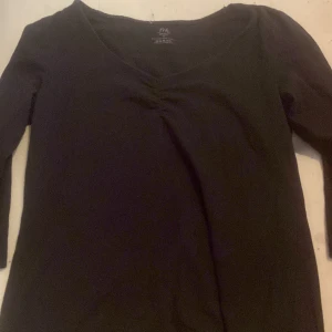 Svart tröja  - En svart fin tröja för kvinnor