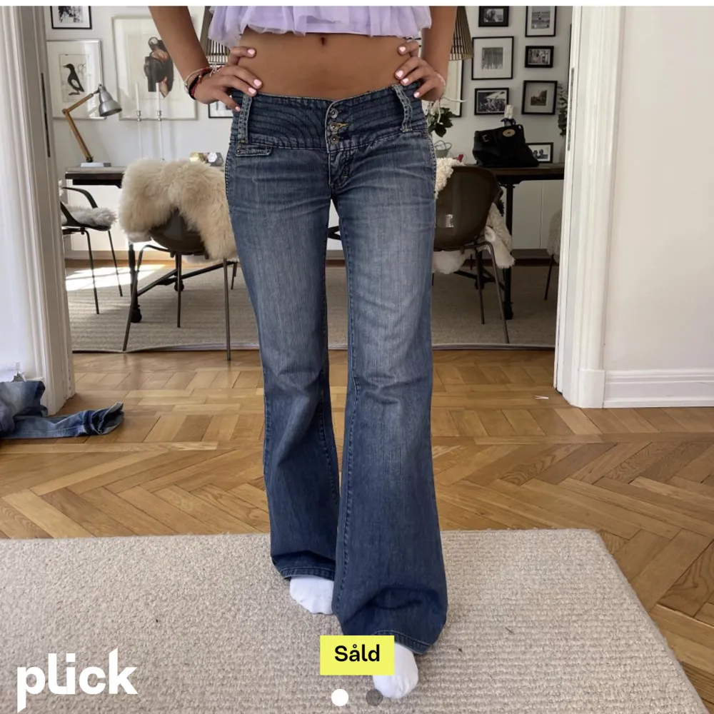 Säljer dessa skitsnygga jeans som jag köpt här på plick men som tyvärr inte passa💕. Jeans & Byxor.