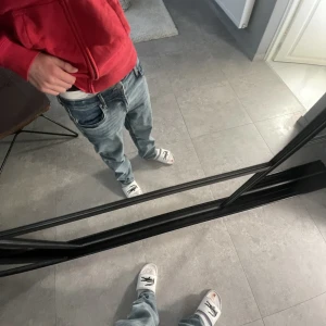 Levis jeans  - Säljer mina Levis jeans för jag inte använder, bra skick då jag inte använder dem. För fler bilder och frågor skicka. Pris kan diskuteras