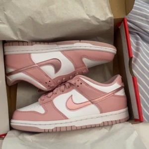 Dunk low pink velvet - Skick 10/10. Helt oanvända med box.
