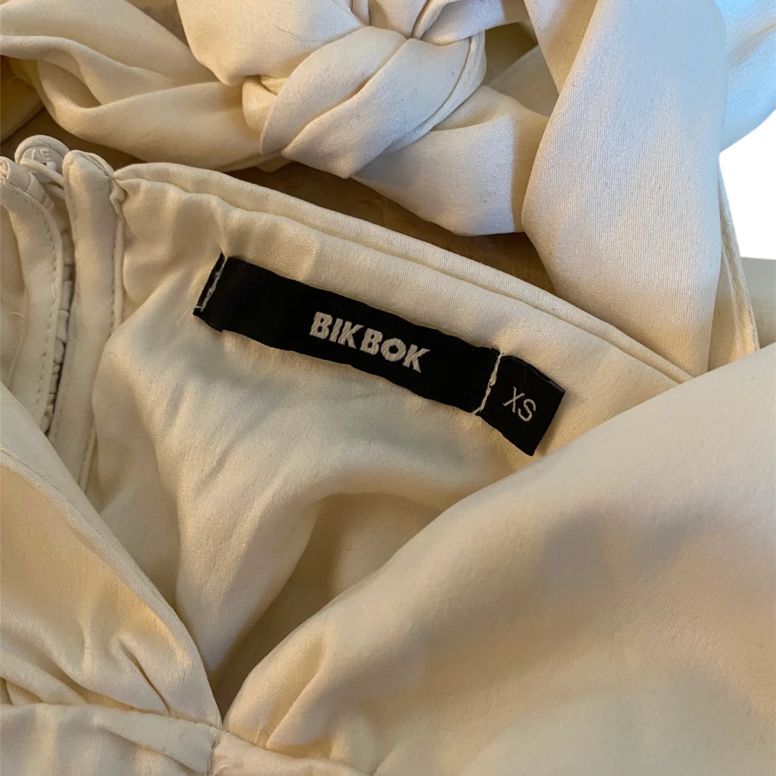 Krämfärgad halterneck topp - 91