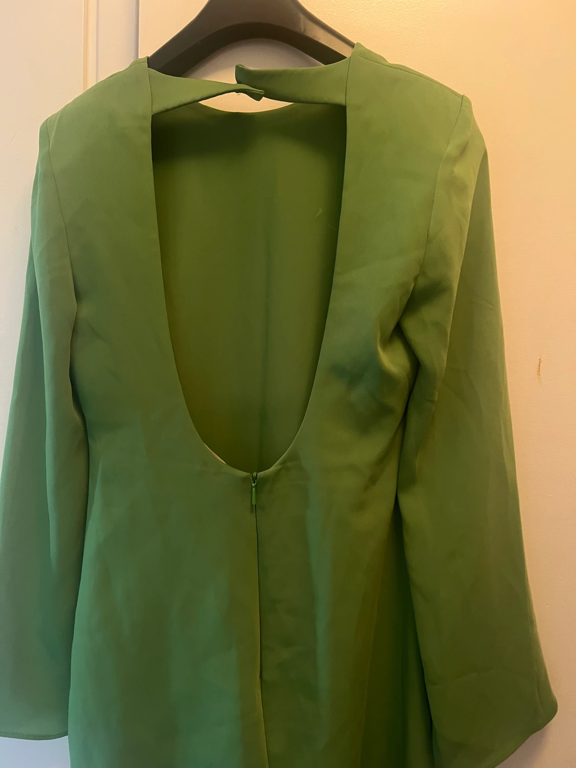 GRÖN KLÄNNING MANGO - 90