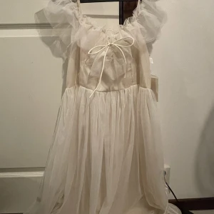 Söt klänning - Söt klänning med tyll detaljer, och liten knytning, teacup-midi dress, aldrig använt! 