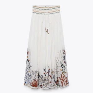 Zara kjol - Säljer min zara kjol då den var för kort för mig (jag är 175cm)! Är i nyskick då den endast är testad, lappen sitter fortfarande kvar på💓Köpt för 699kr säljer för 500 eller högsta bud + frakt (60kr)💞