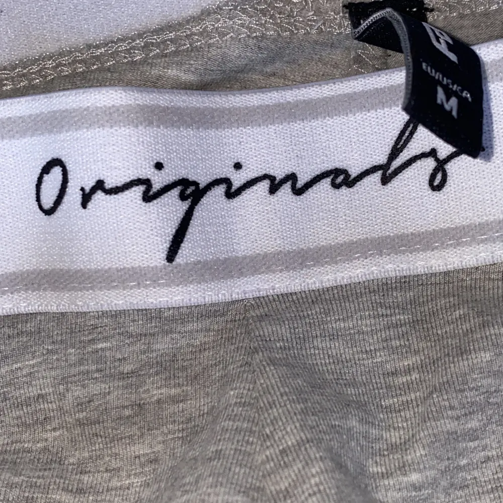 Säljer grå leggings med märket ”Orginally” på. Från new yorker i Storlek M. Säljer för de är lite för stora för mig och har aldrig använts 💕😊. Farkut & Housut.
