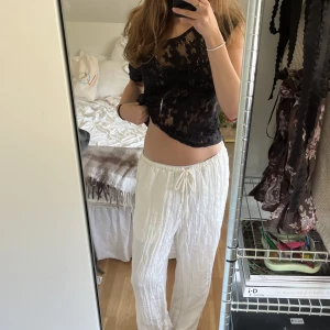 Tunna byxor  - Rynkiga tunna byxor perfekt för sommaren. De är ganska stora men har ett dragsnöre så passar mig som har xs/s i vanliga fall. Jag är lite över 170 🥰