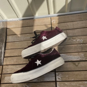 Converse All Star - Röd textil, st 39, använda men rengjorda och i bra skick :)