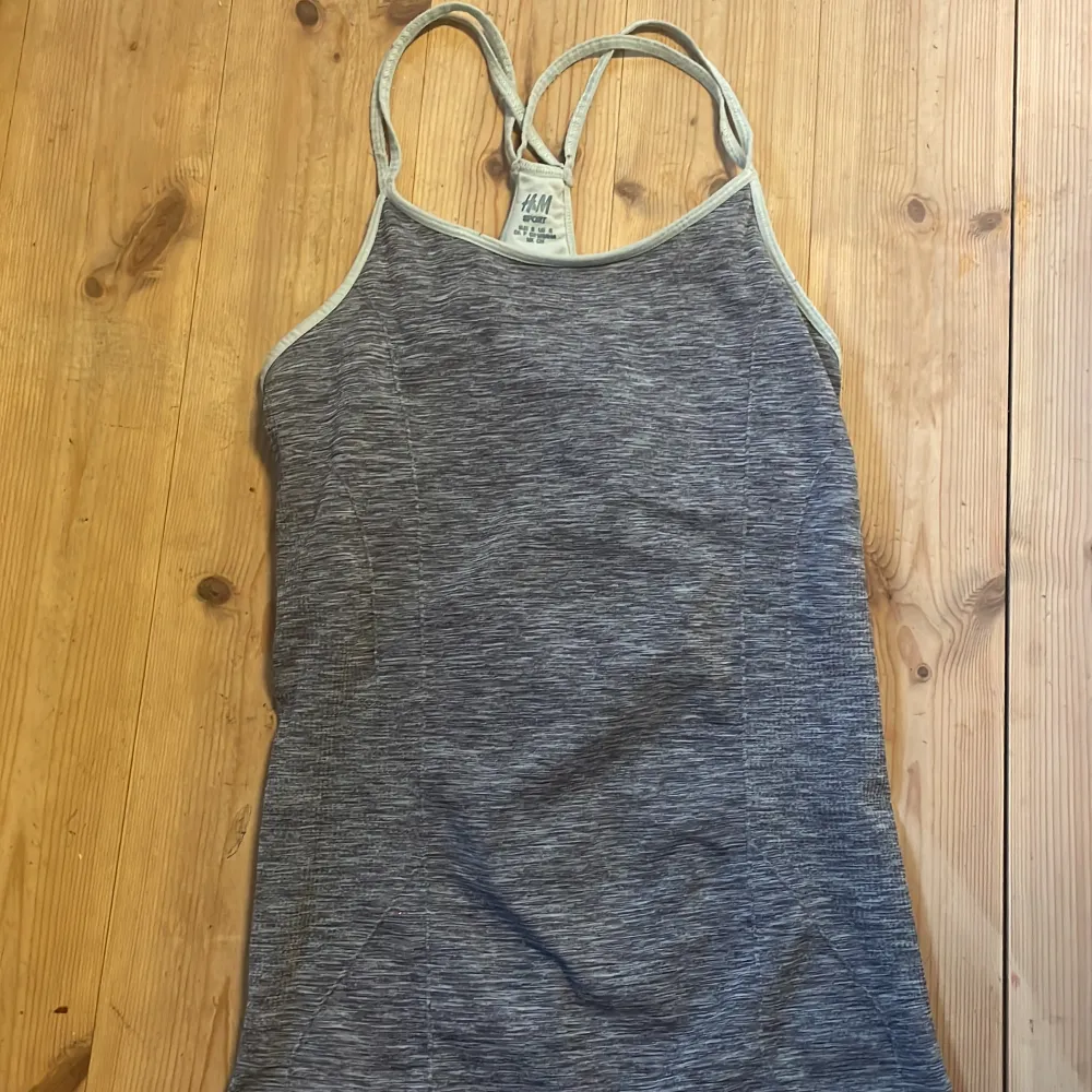 Tränings linne med inbyggd topp, bra kvalitet köpta på H&M. För 50kr, riktade till kvinnor ❤️❤️. T-paidat.
