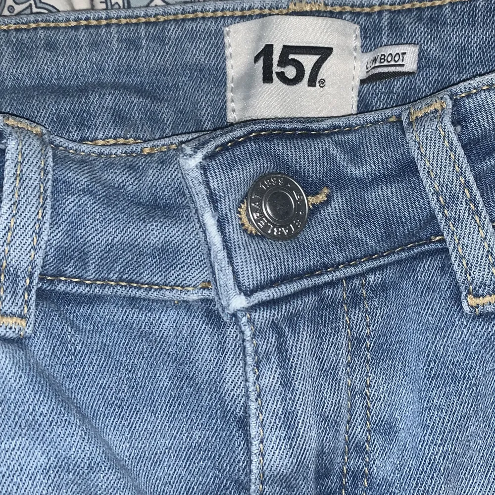 lowcut flare jeans från lager 157! dom nya, säljer för de har blivit för små. köpta för 300+, säljer för 150.💕 kontakta vid intresse eller vill ha fler bilder!. Jeans & Byxor.