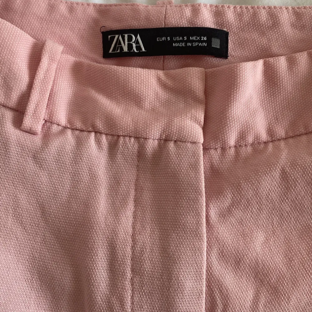 Ljusrosa tunna kostymbyxor från Zara. Jeans & Byxor.
