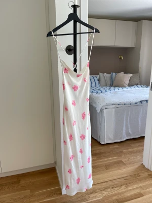 Adoore klänning - Säljer denna underbart fina klänning från adoore som inte längre går att få tag på🌺Jag köpte den för 1 år sedan för att ha den på midsommar och det är också ända tillfället jag har fått användning för den. Säljer den därför nu för 1300 kr🌷