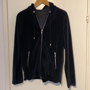 Limitato hoodie - Säljer min as goa limitato Hoodie. 10/10 skick och knappt använd. Nypris 3500, mitt pris 1700. Storlek small