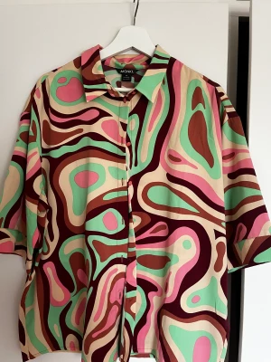 cool kortärmad skjorta - cool skjorta från monki, aldrig använd, storlek M ❤️