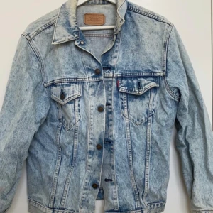 Levis jeansjacka - Köpt second hand, använd fåtal gånger. Bra skick, men några ljusa fläckar på armen.  
