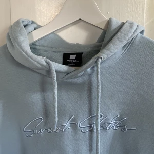 Sweet sktbs hoodie - Ljusblå hoodie, storlek XS men sitter helt ok även på mig (andra bilden) som vanligtvis har L