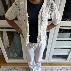 Kortärmad stickad kofta  - Superfin stickad koftan som är kortärmad. Skriv vid fler frågor💕