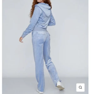 Juicy couture  - Hej! Säljer mitt juicy sett pga ingen användning och söker annan färg. Använd få gånger köpt helt nytt är i ny skick, hör av er om ni vill ha fler bilder. Kan va intressant me byten